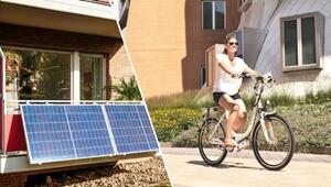 Links sind Solarpaneele an einem Balkon befestigt. Rechts fährt eine Frau bei Sonnenschein mit ...