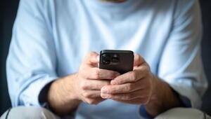 Ein Mann tippt auf einem Smartphone