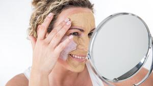 Eine Frau trägt Gesichtsmasken auf