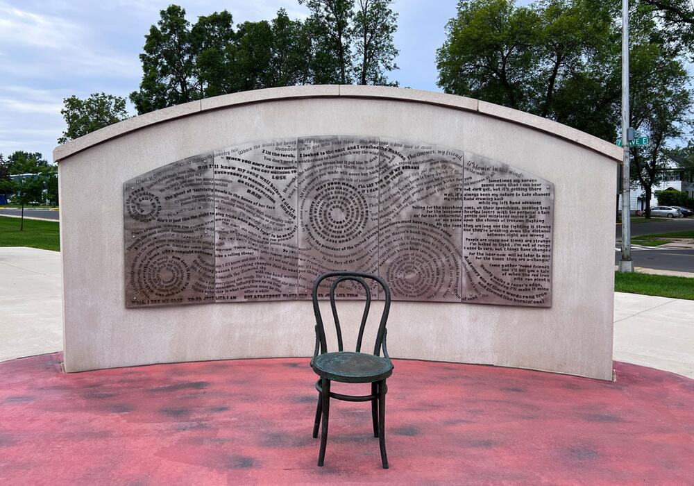 Bob-Dylan-Denkmal an der High School in Hibbing