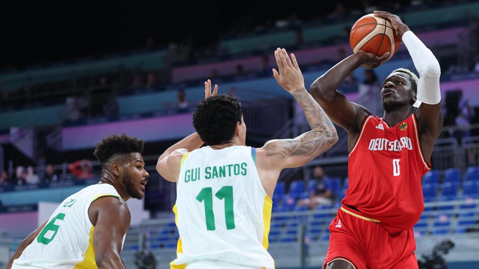 Basketballer Isaac Bonga wirft gegen Brasilien.