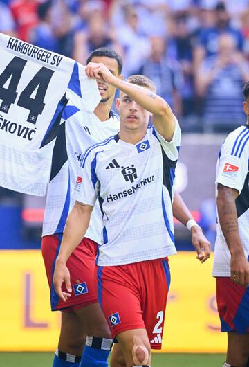 Miro Muheim jubeln nach Glatzels Tor zum 1:0 mit einem Trikot des HSV-Spielers gesperrten Vuskovic