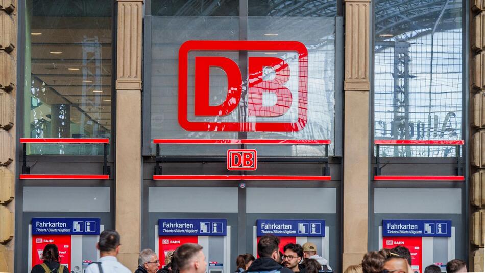 Reisende im Hauptbahnhof