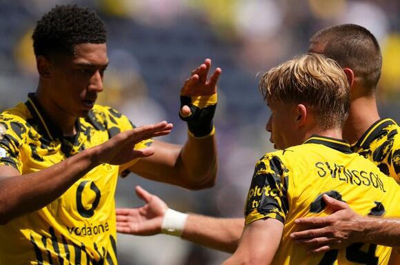 Jobe Bellingham (L) und Daniel Svensson (R) freuen sich über Dortmunds Führung.