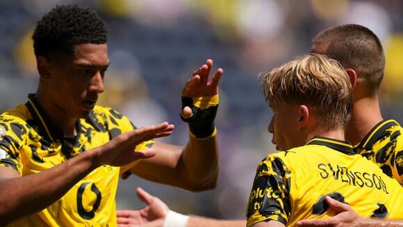 Jobe Bellingham (L) und Daniel Svensson (R) freuen sich über Dortmunds Führung.