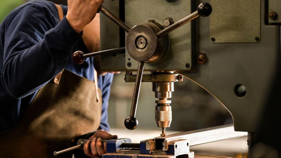 Mann arbeitet in einer Werkstatt