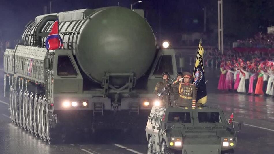 Nordkorea hält Militärparade ab und führt neue Interkontinentalrakete vor