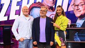 Stefan Raab (l.) und Elton als "Die Unzerquizbaren" neben Moderatorin Laura Wontorra.