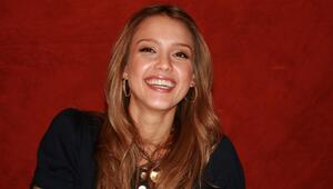 Social Media entdeckt Jessica Albas Frisur aus den 2000er-Jahren neu.
