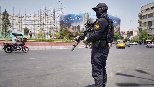 Ein Mitglied der iranischen Revolutionsgarde steht Wache auf dem Enqelab-e-Eslami-Platz, Teheran