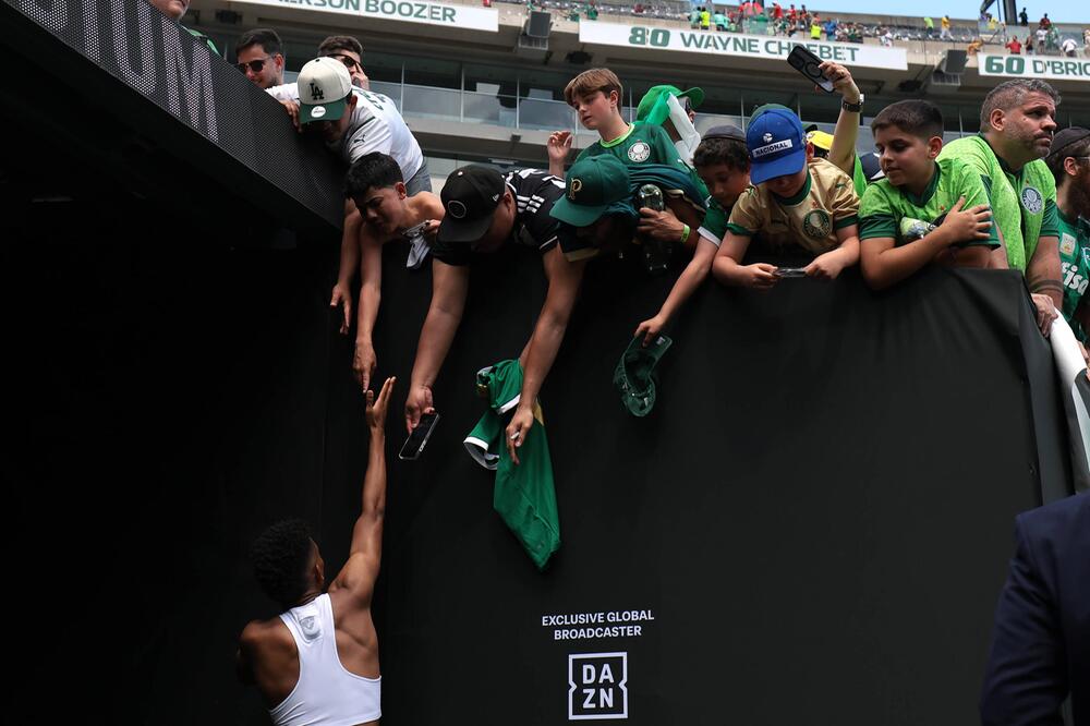 Supertalent Estêvão (unten links) klatscht sich nach dem 2:0-Sieg über Al-Ahly mit den Fans ab.