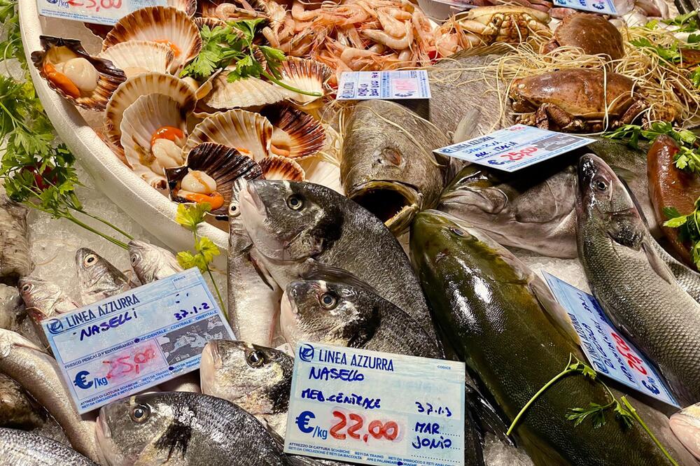 Frischer Fisch liegt in der Auslage eines Geschäfts