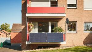 Balkon eines Wohnhauses mit zwei montierten Solarpaneelen