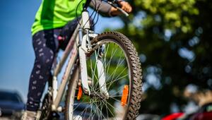 Grundschülerin fährt auf ihrem Fahrrad