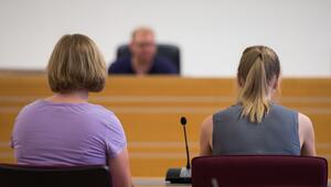 Prozessbegleiter für Gewaltopfer in einem Gerichtssaal