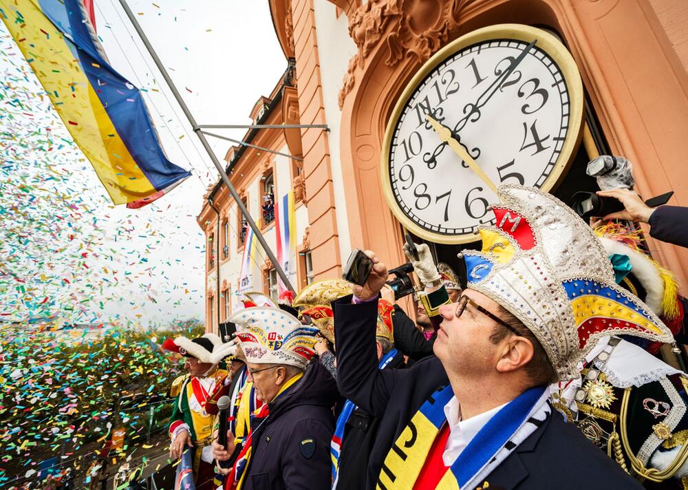 Narren feiern Auftakt der fünften Jahreszeit in Mainz