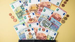 Geldscheine und Münzen fliegen aus einer Geldbörse