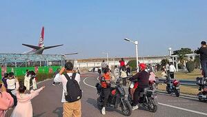 Chaos am Flughafen: Startender Jet fegt Zuschauer fast weg