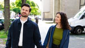 "Unter uns": Paco (l.) und Naomi beschließen, trotz aller Probleme ihr Liebesglück zu genießen.