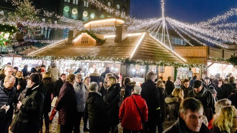 Menschen auf Weihnachtsmarkt