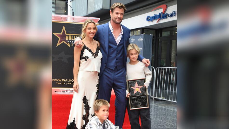 Chris Hemsworth mit seiner Frau Elsa Pataky und ihren Zwillingen Sasha und Tristan auf dem Walk ...