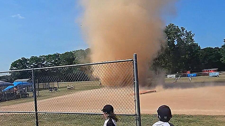 Wirbelwind unterbricht Spiel: Riesiger Staubteufel fegt über Baseballfeld in New York