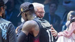 Jubel in Riga: Nach dem Basketball-EM-Finale umarmt Bundespräsident Frank-Walter Steinmeier ...