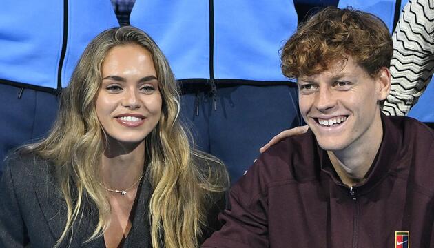 Nach seinem Sieg der ATP Finals 2025 in Turin am Sonntag posierte Jannik Sinner neben Laila ...
