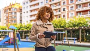 Frau schaut misstrauisch 