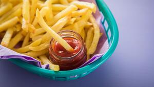 Pommes mit Ketchup liegen in einem Körbchen