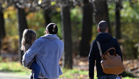 Sparpaket trifft laut Momentum Institut Mütter und Familien besonders