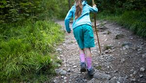 Ein Kind wandert durch einen Wald