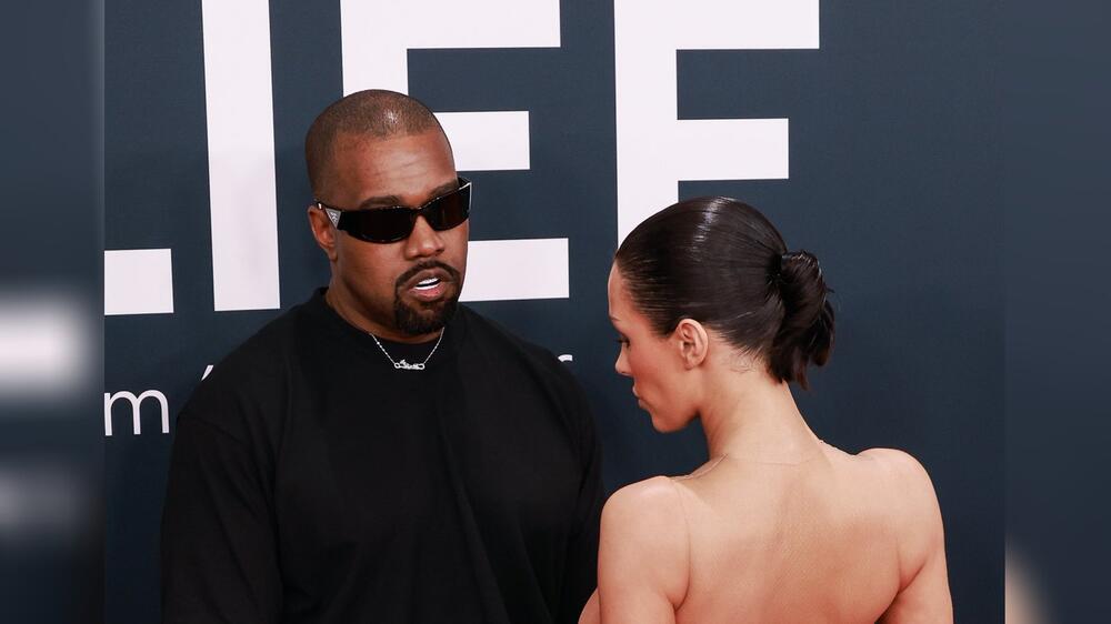 Kanye West und Bianca Censori auf dem roten Teppich der Grammy-Verleihung.