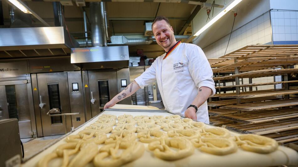 Brot-Sommelier Florian Lutz schiebt ein Blech Brezeln in den Ofen