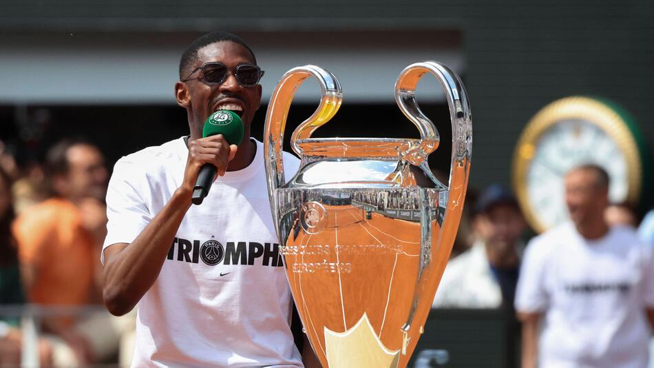 PSG-Star Ousmane Dembélé präsentiert den Henkelpott bei der French Open.