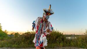 Tanzaufführung eines Anishinabe auf Manitoulin Island