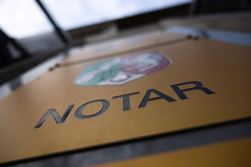 Ein Schild mit der Aufschrift „Notar“