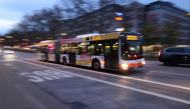 Ein Linienbus fährt in Wiesbaden.