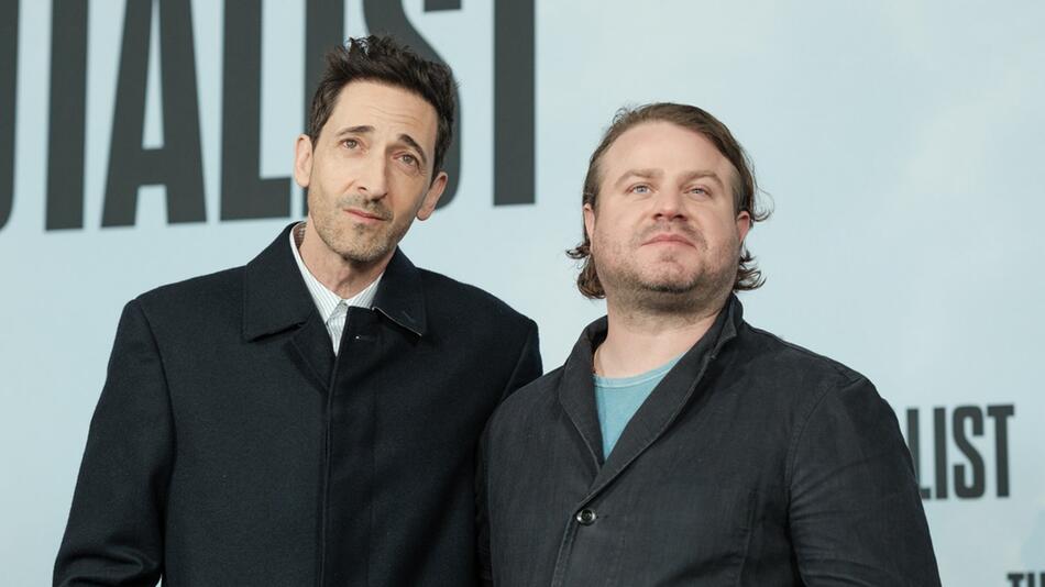 Adrien Brody (l.) spielt in Brady Corbets Film "Der Brutalist" die Hauptrolle.