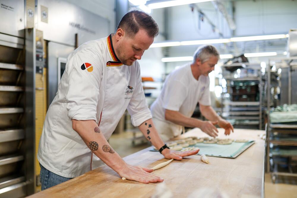 Brot-Sommelier Florian Lutz und Mitarbeiter in der Backstube
