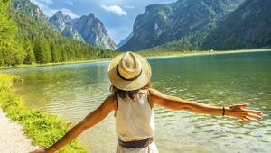 Frau mit Strohhut vor See