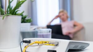 Router steht auf einem Regal