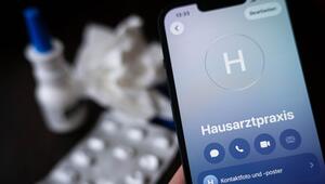 Eine Person ruft eine Hausarztpraxis an