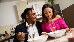 Ein Paar genießt ein romantisches Abendessen