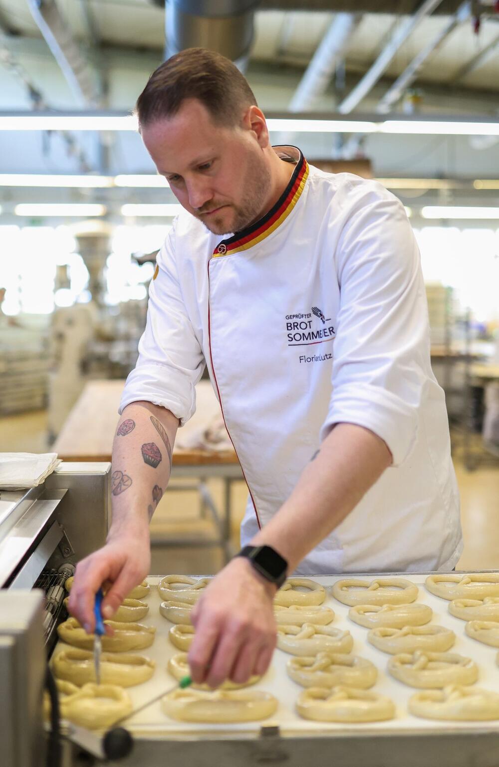 Brot-Sommelier Florian Lutz fertigt Brezeln in seiner Backstube