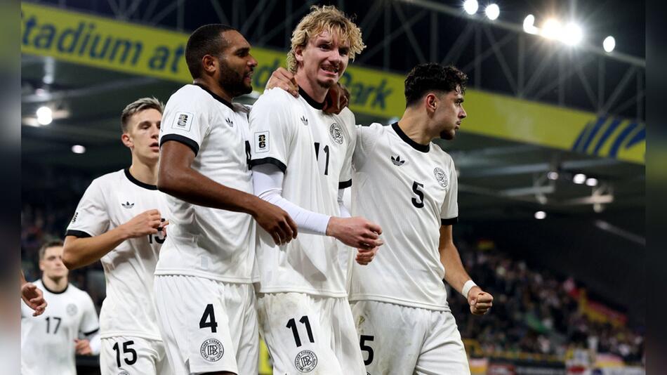 Deutschland gewinnt gegen Nordirland: Nick Woltemade wird von seinen Mitspielern zu seinem 1:0 ...