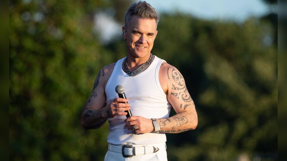 Robbie Williams freut sich auf neue Zähne.