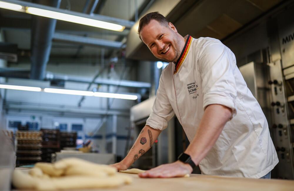 Brot-Sommelier Florian Lutz fertigt in seiner Backstube Brezeln