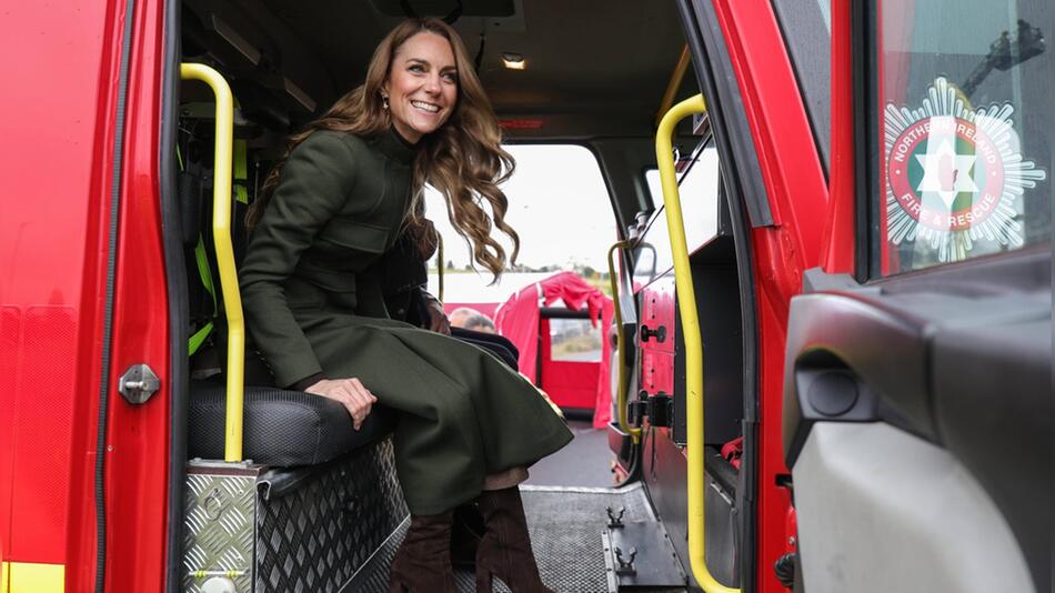 Prinzessin Kate nimmt in einem Feuerwehrfahrzeug Platz.
