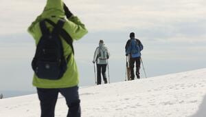 Wanderer gehen über den schneebedeckten Brocken